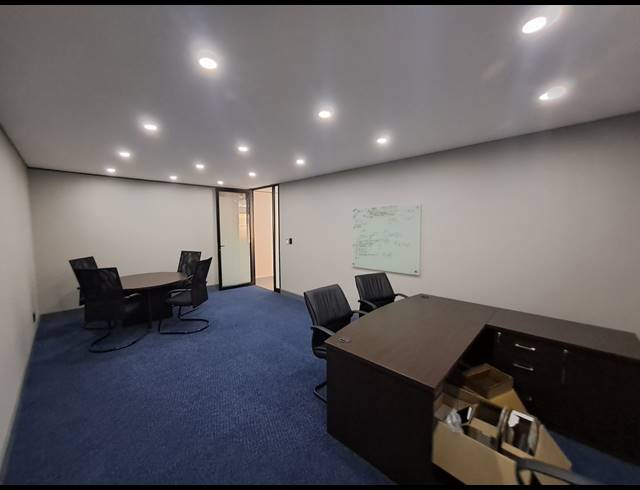 270M² OFFICE TO LET IN DUNKELD WEST